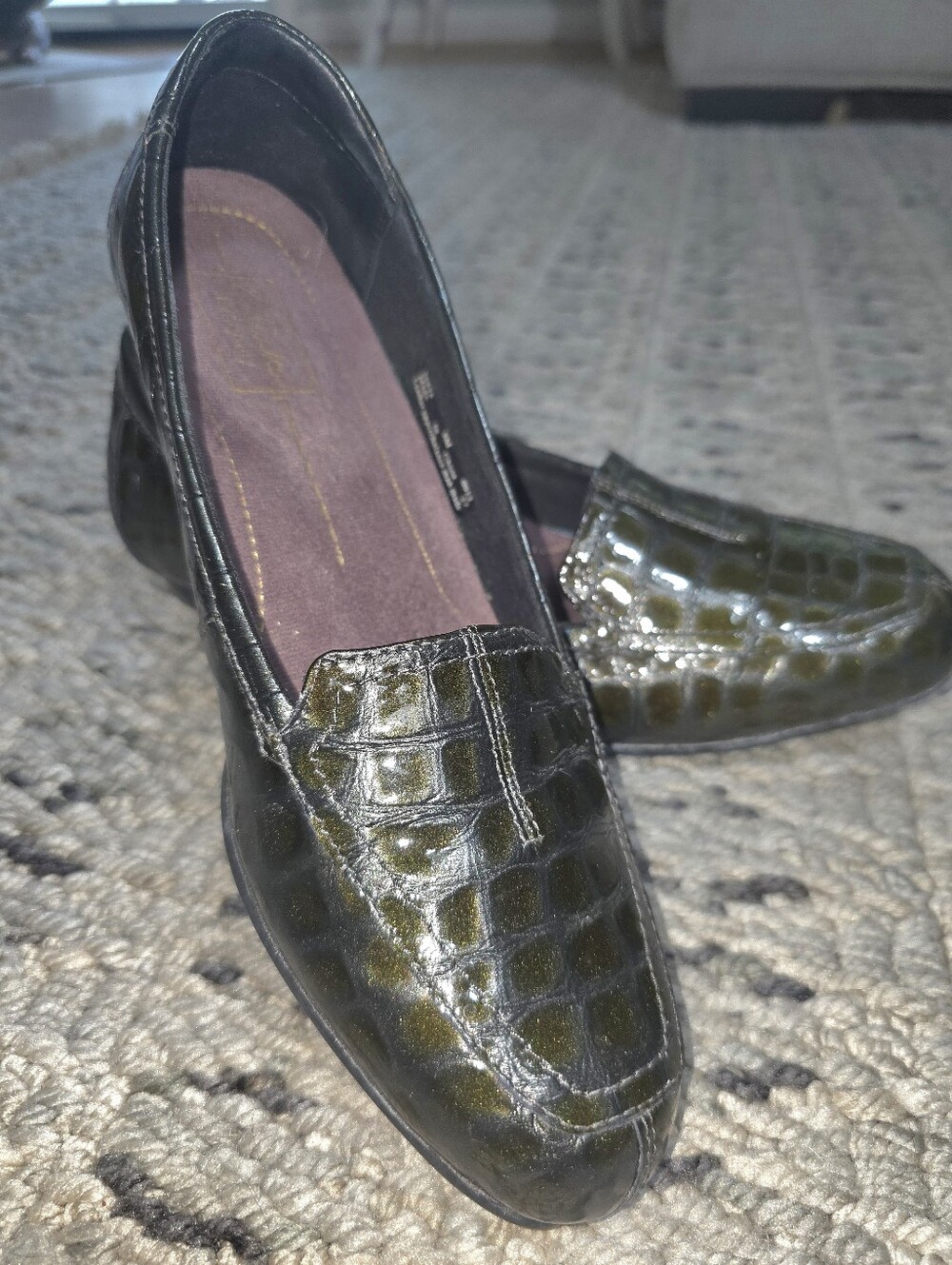 Clarks Everyday Croc-Embossed Leather Loafers – Women's Size 8 | Green